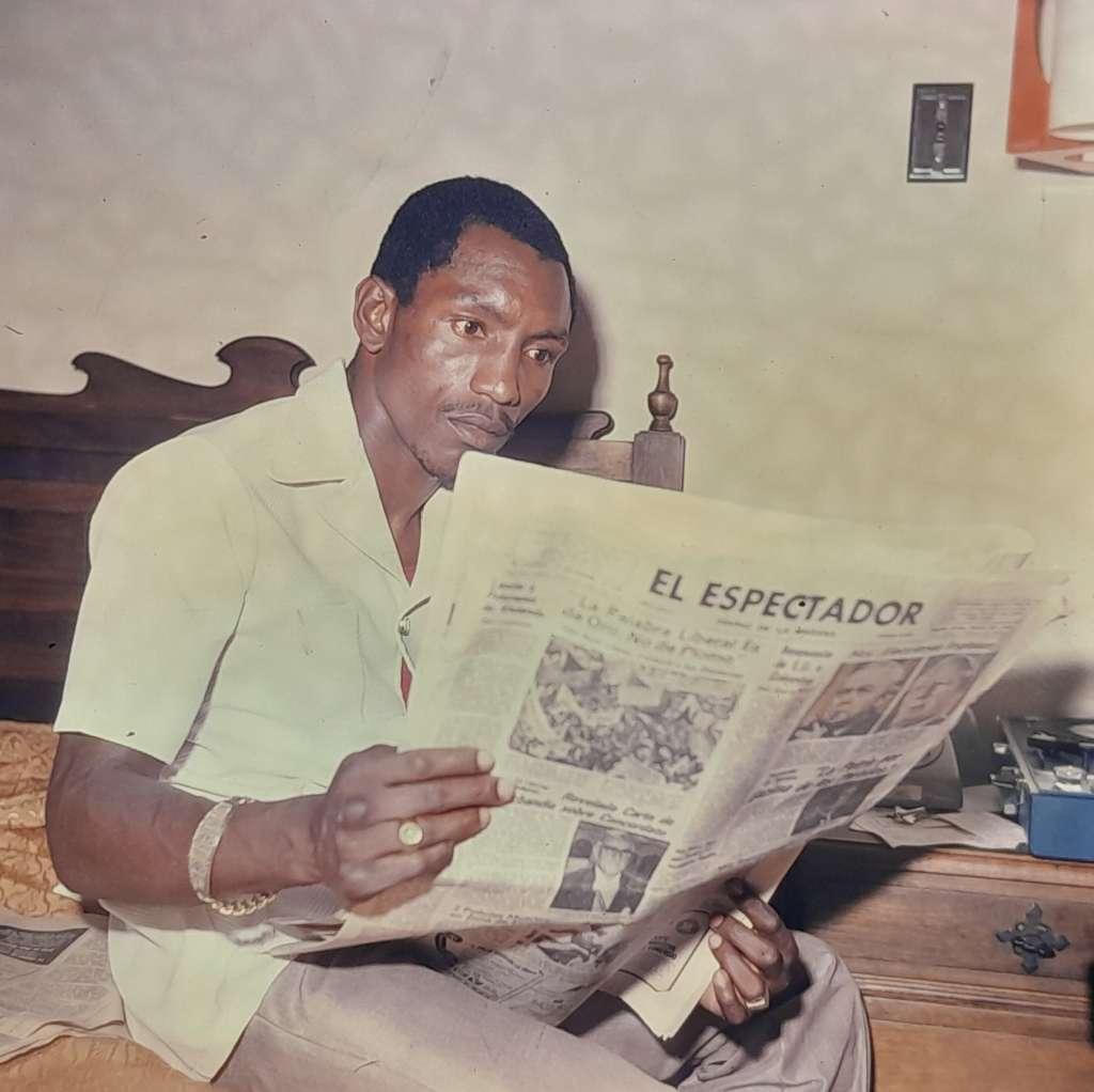 Antonio Cervantes "Kid Pambelé" leyendo El Espectador.