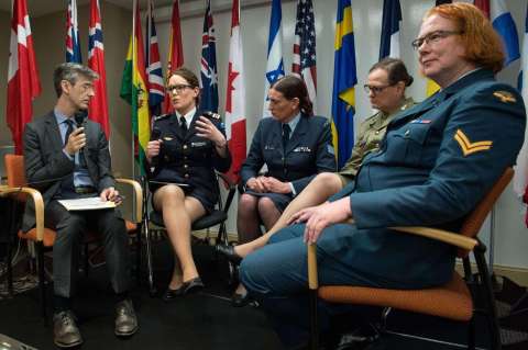 Cumbre de militares transexuales para pedir fin del tabú en ejército de EE.UU.