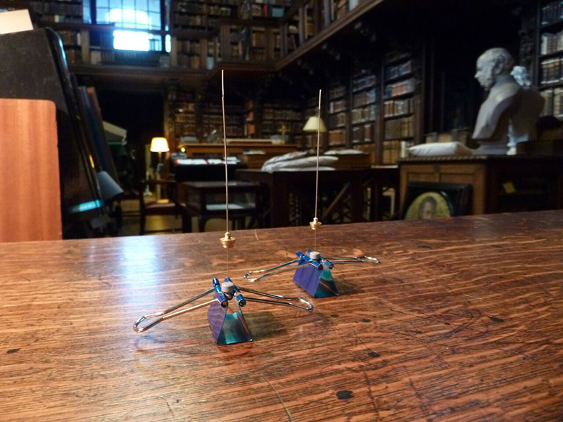 Estos delicados instrumentos toman muestras del aire que circula por la biblioteca de la catedral de San Pablo, recogiendo compuestos volátiles que evocan el aroma característico de los libros y muebles antiguos de la colección.