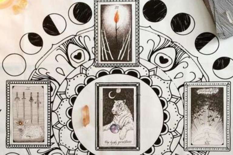 Piscis: De acuerdo con el siete de copas del Tarot, sus temas de conversación son muy interesantes; van más allá de los chismes y cábalas políticas; son resultado de sus reflexiones y de su afán por aprender, sin anquilosarse. Quienes se sienten ávidos de información lo buscan para apoyarse en sus conocimientos. Esta semana habrá correos, llamadas y conversaciones. Una vela blanca durante los siete días de la semana, sin falta.