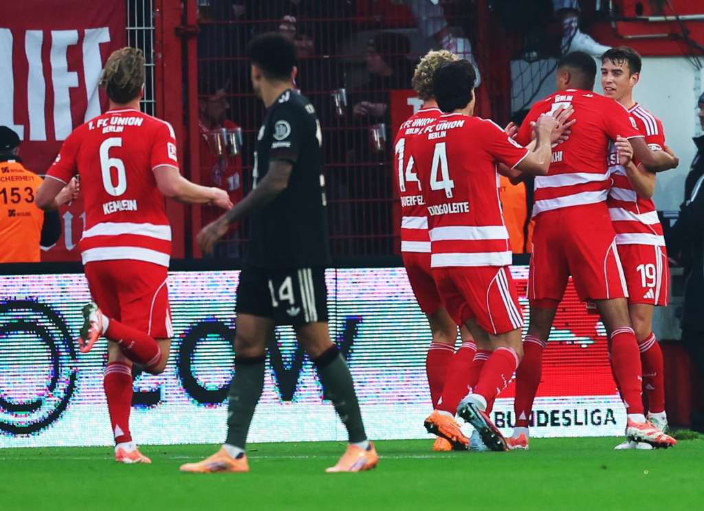 Berlin (Germany), 08/11/2025.- Danilho Doekhi of Union Berlin (2R) celebrates witrh team mates after scoring during the German Bundesliga soccer match between Union Berlin and Bayern Munich in Berlin, Germany, 08 November 2025. (Alemania) EFE/EPA/Filip Singer