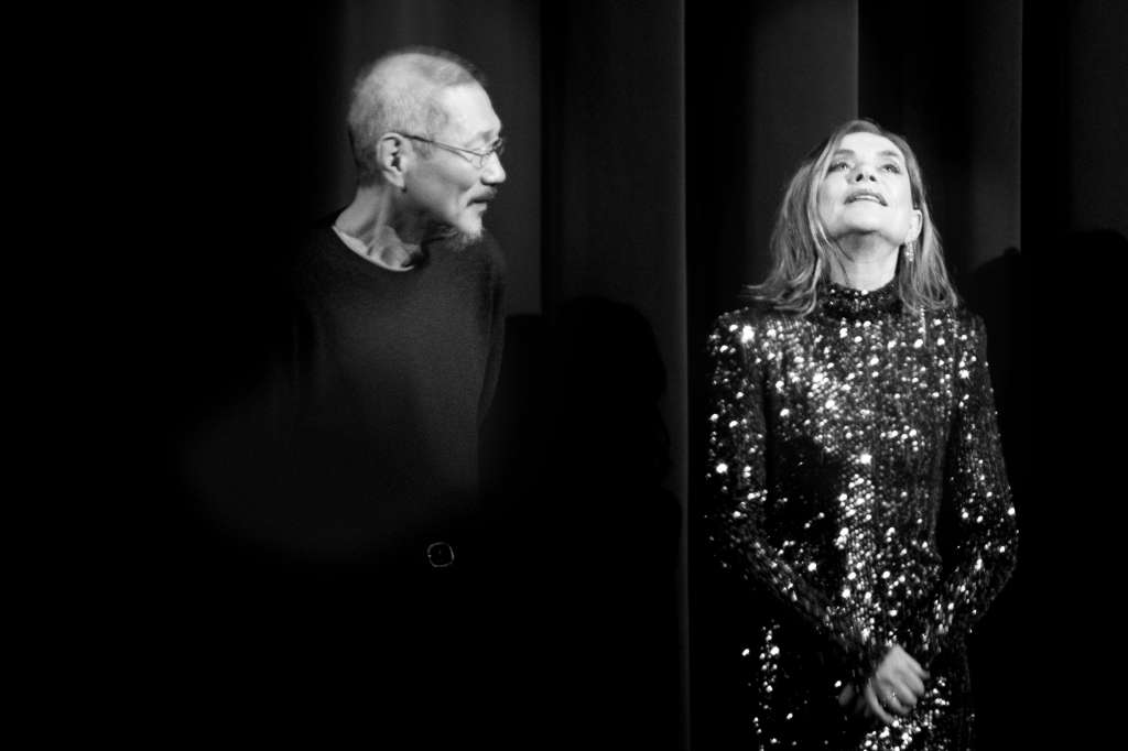 El director surcoreano Hong Sang-soo y la actriz francesa Isabelle Huppert, quienes recibieron el Oso de Plata Gran Premio del Jurado por su nueva película "A Traveler's Needs".