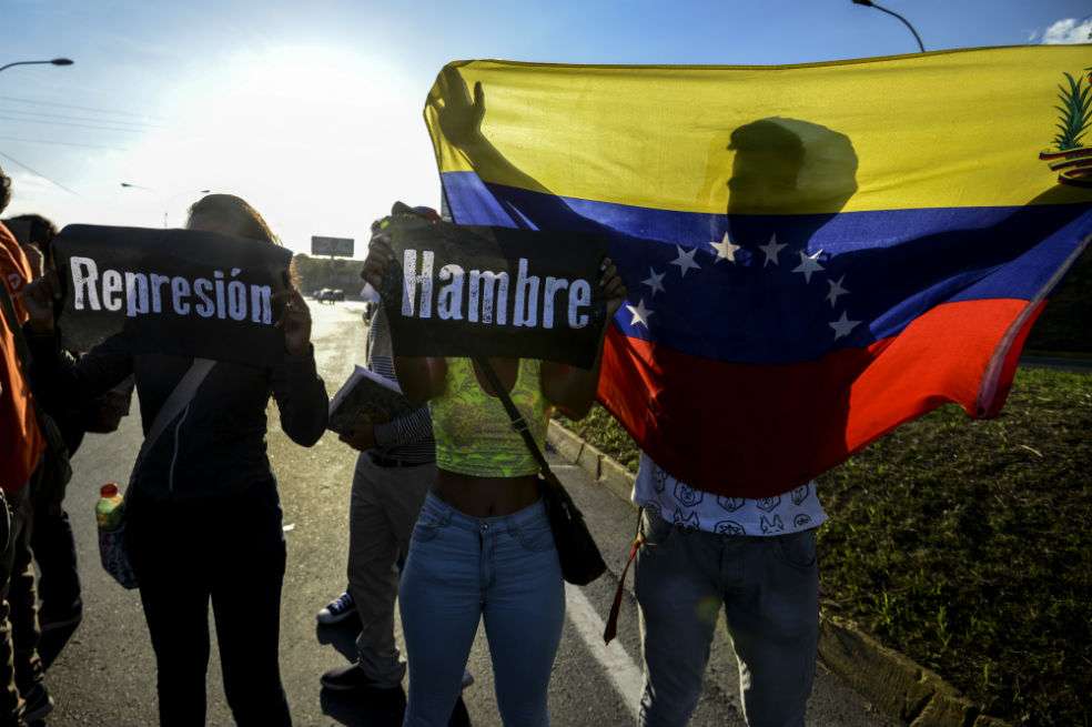 Los estudiantes participaron de una protesta contra el presidente venezolano Nicolás Maduro en Caracas. /AFP