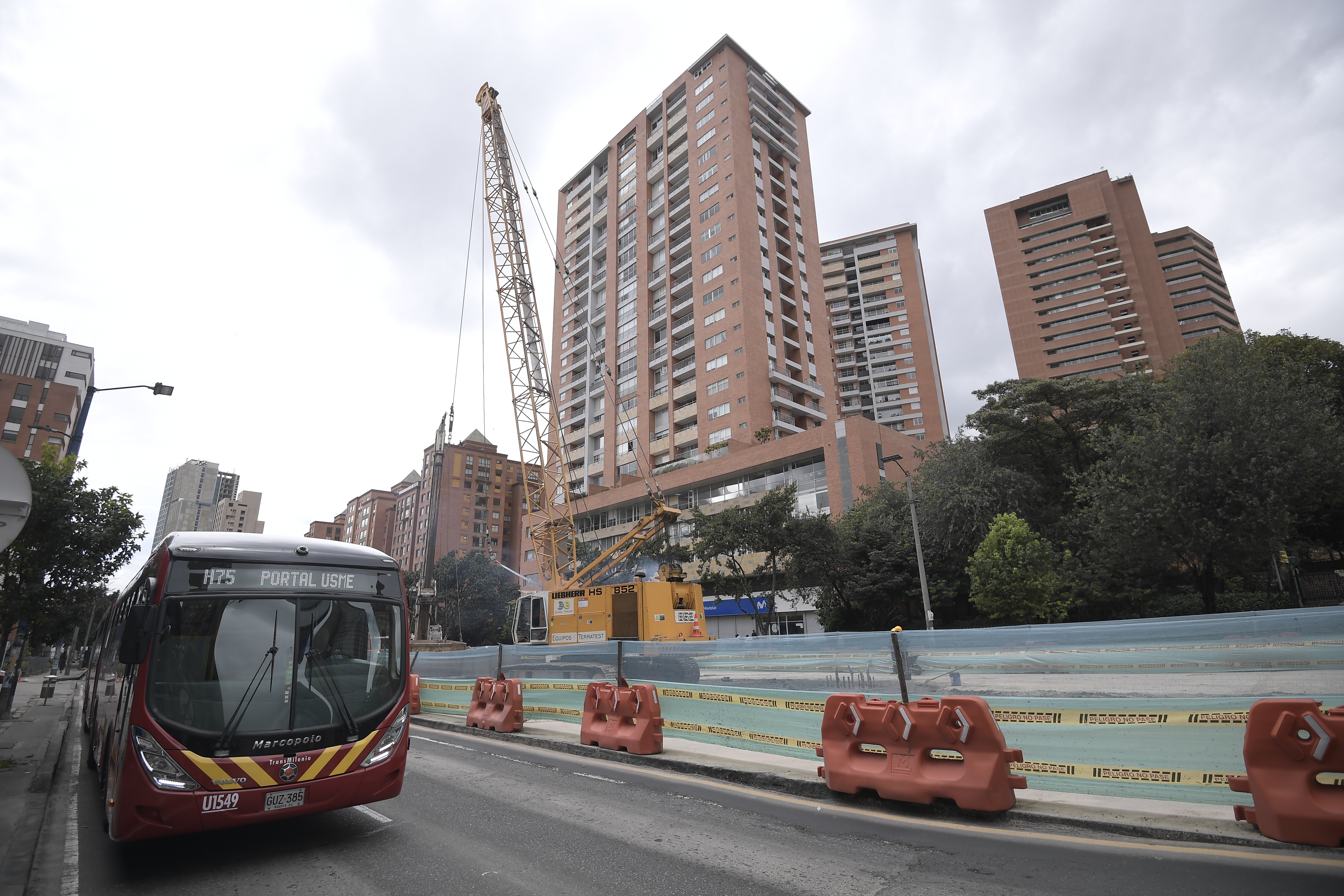 Obras en la Avenida Caracas, que afecta a los vendedores del sector.