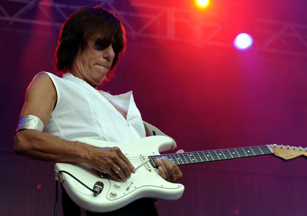 Locarno (Switzerland Schweiz Suisse).- (FILE) - Jeff Beck from Britain performs during a concert of the Moon and Stars series on the Piazza Grand in Locarno, Switzerland 10 July 2010 (reissued 12 January 2023). Legendary British guitarist Jeff Beck has died on 10 January at the age of 78 after contracting bacterial meningitis, his family said in a statement on late 11 January 2023. (Suiza, Reino Unido) EFE/EPA/KARL MATHIS *** Local Caption *** 02244158