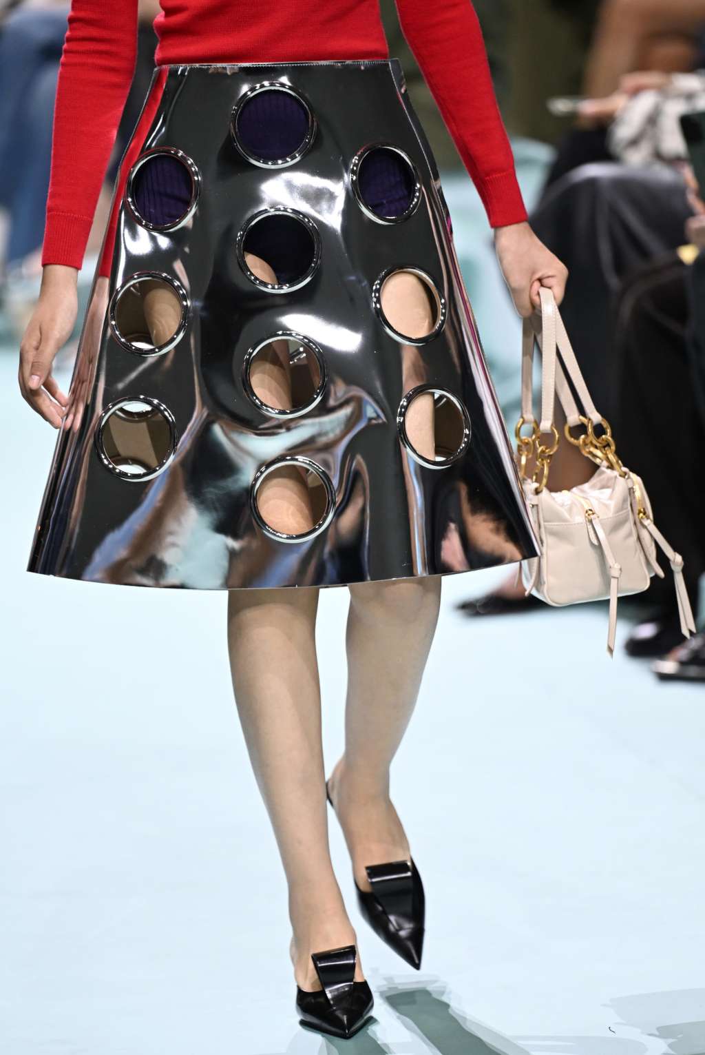 Milan (Italy), 18/09/2024.- A model presents a creation by Prada during the Milan Fashion Week Spring/Summer 2025, in Milan, Italy, 19 September 2024. The Milano Moda Donna SS 2025 runs from 17 to 23 September. (Moda, Italia) EFE/EPA/DANIEL DAL ZENNARO