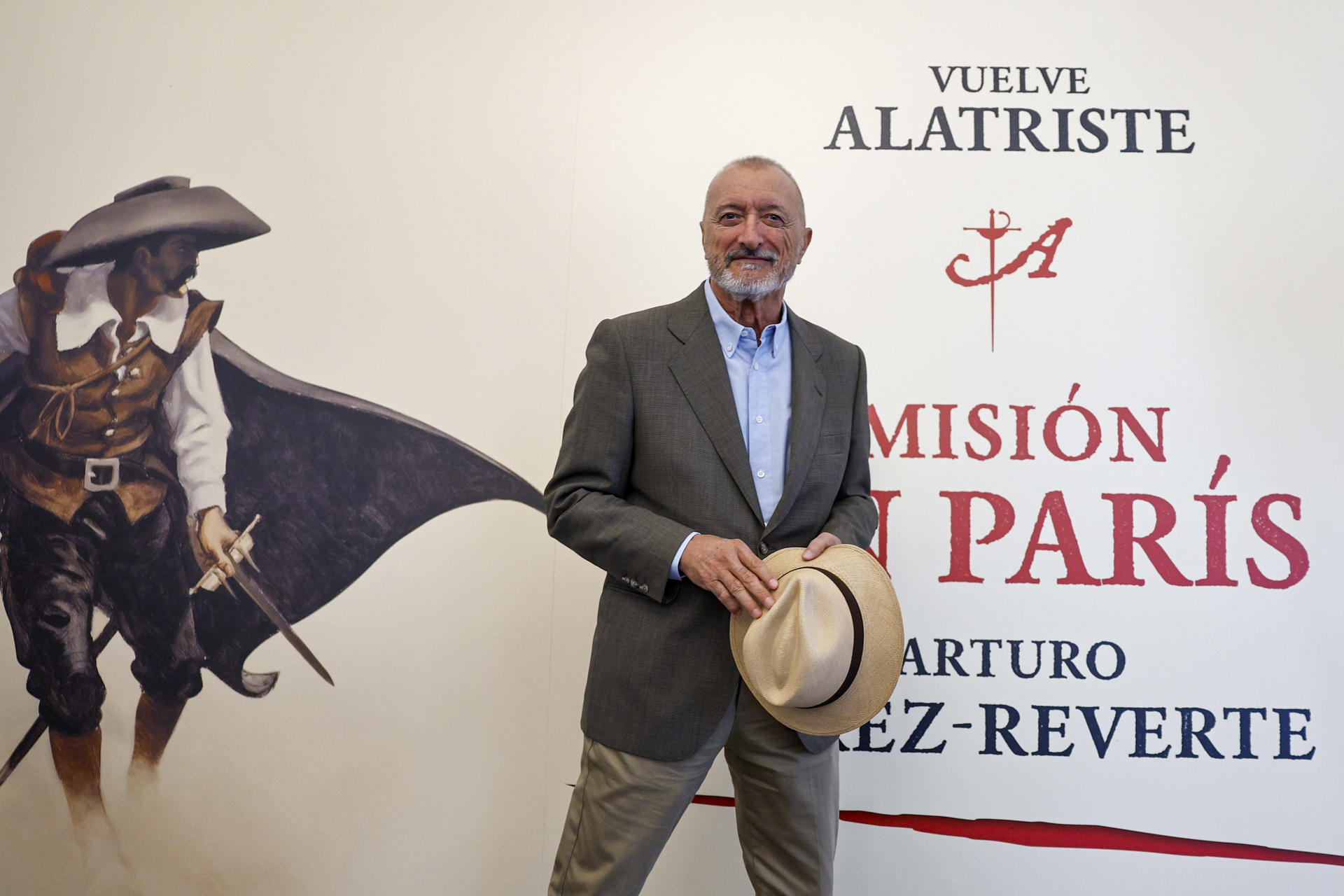 MADRID, 02/09/2025.- El escritor Arturo Pérez-Reverte, este martes duarnte la presentación de su nueva novela sobre el capitán Alatriste, 'Misión en París', coincidiendo con el 30 aniversario de la saga con la que se adentró en el Siglo de Oro español, y que, traducida a más de 40 idiomas, ha vendido más de cuatro millones ejemplares solo en España.-EFE/ Rodrigo Jiménez