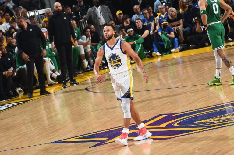 Guiado por Curry, Golden State empató la serie en la final de la NBA contra Boston