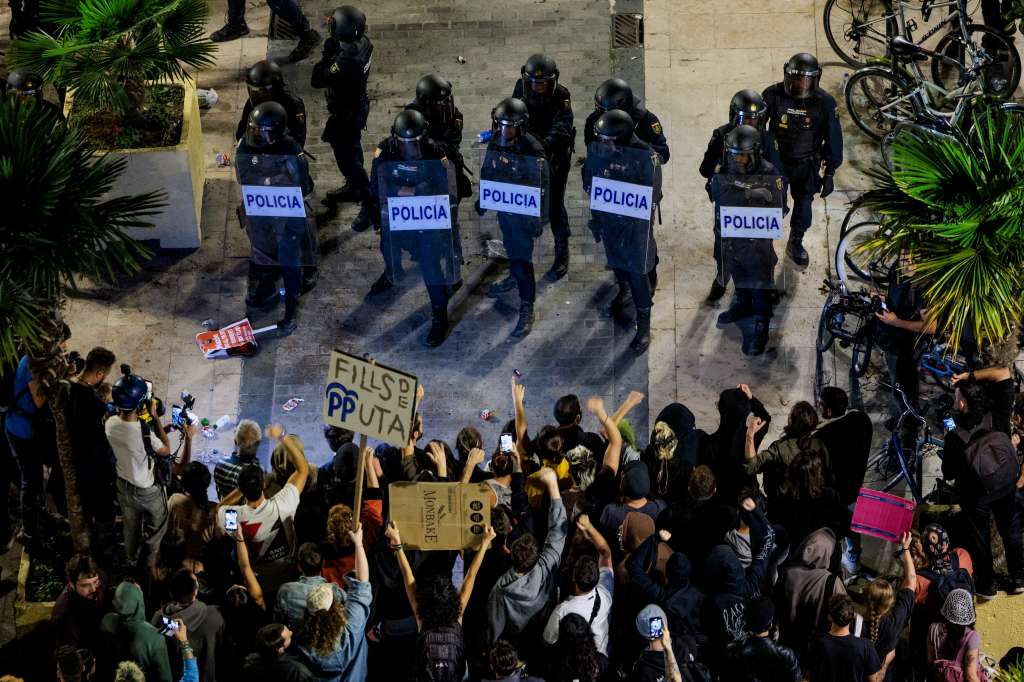 VALENCIA, 09/11/2024.- Cerca de 40 organizaciones sociales, cívicas y sindicatos de izquierda de la Comunitat Valenciana celebran este sábado una manifestación en protesta por la gestión de la dana y con el lema "Mazón dimisión", en alusión al president de la Generalitat. EFE/Biel Aliño
