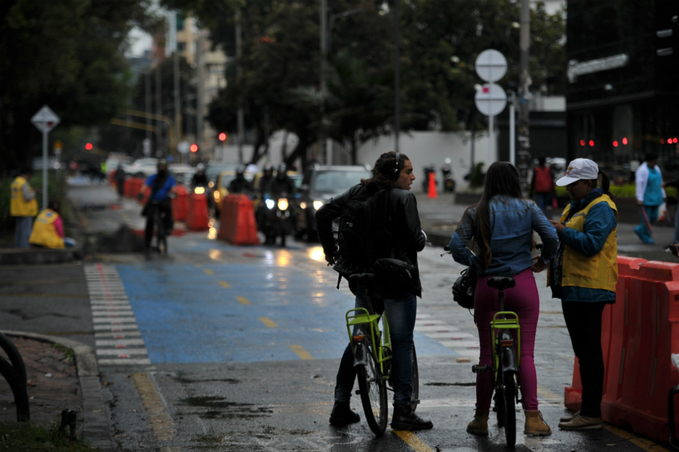 No usar casco y conducir con audífonos son dos de las conductas que deben cambiar los ciclistas. / Andrés Torres - Archivo El Espectador