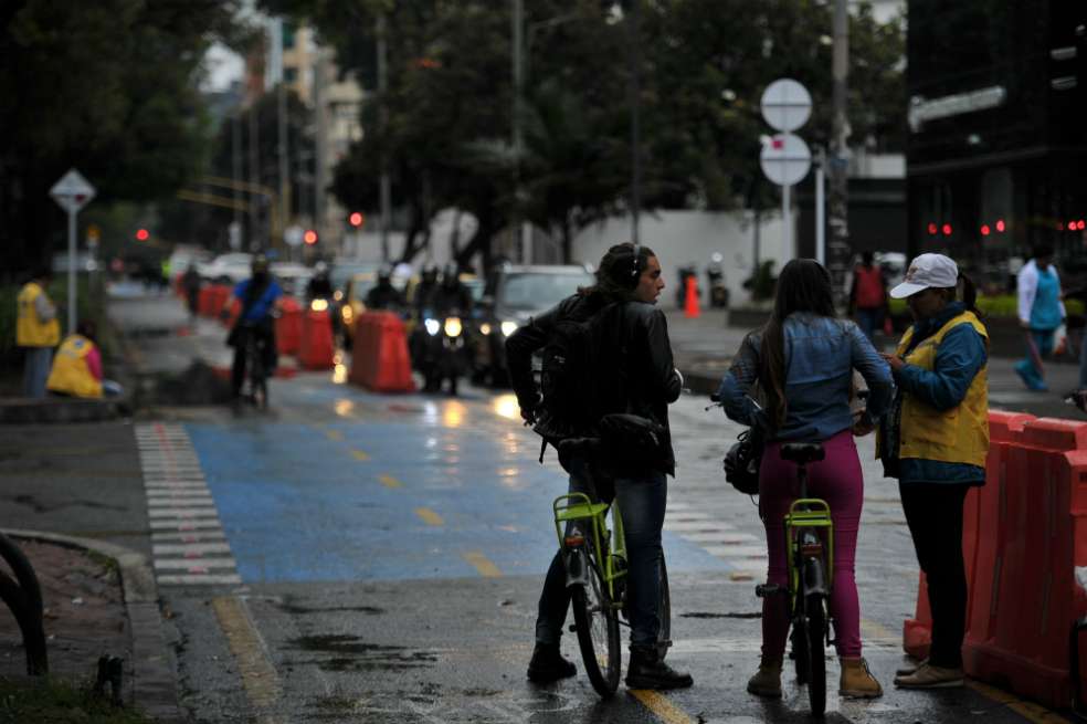 No usar casco y conducir con audífonos son dos de las conductas que deben cambiar los ciclistas. / Andrés Torres - Archivo El Espectador