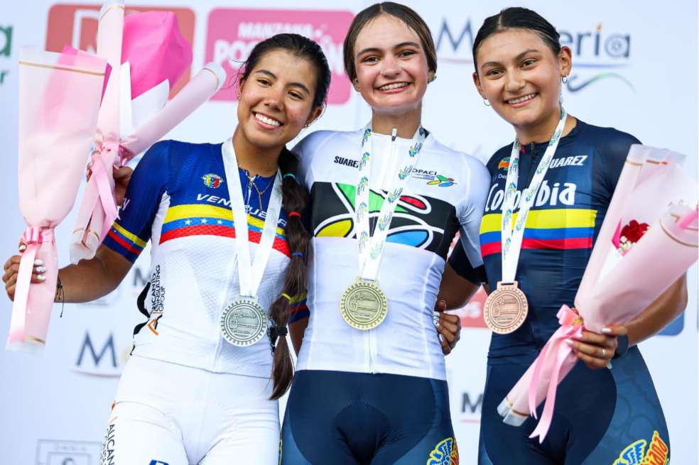 La colombiana Salomé Vargas (centro) es la nueva campeona panamericana juvenil de ruta.