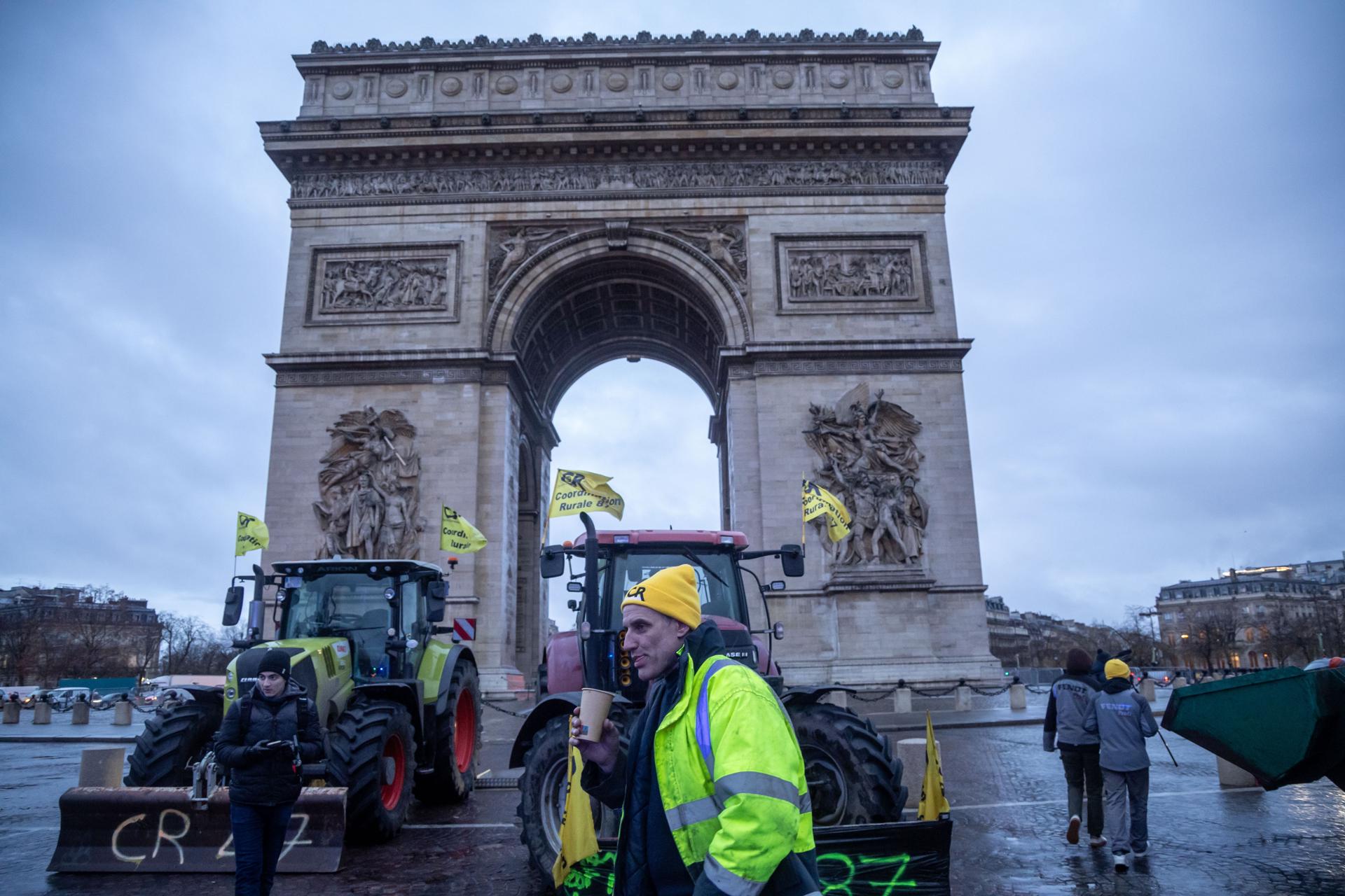 PARIS (France), 08/01/2026.- French farmers block the roundabout at the Champs Elysees with tractors during a demonstration as part of a nationwide day of protests and actions called by several farmers' unions to push the French government to block the Mercosur trade deal, in Paris, France, 08 January 2026. (Protestas, Francia) EFE/EPA/CHRISTOPHE PETIT TESSON