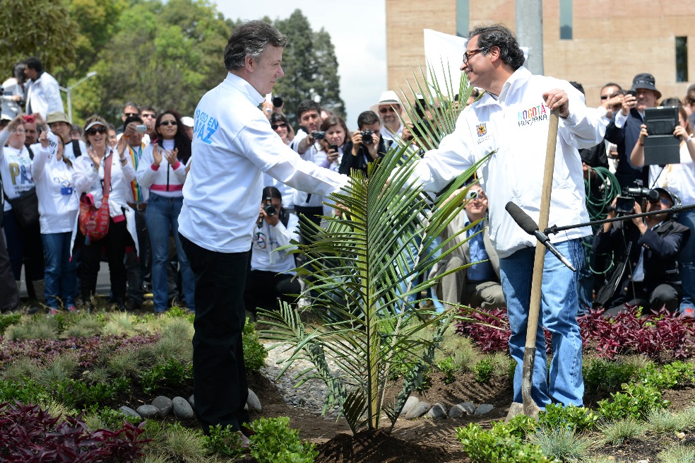 Hace un año el presidente Juan Manuel Santos y el alcalde Gustavo Petro sembraron un árbol por la paz. /Gustavo Petro
