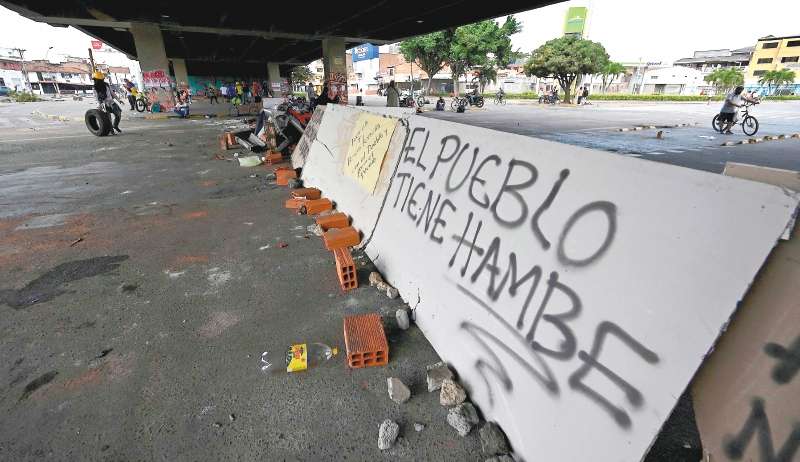 Vista de una barricada en la que se lee “El pueblo tiene hambre” durante una protesta contra el gobierno del presidente Iván Duque en Cali, Colombia, el 7 de mayo de 2021.