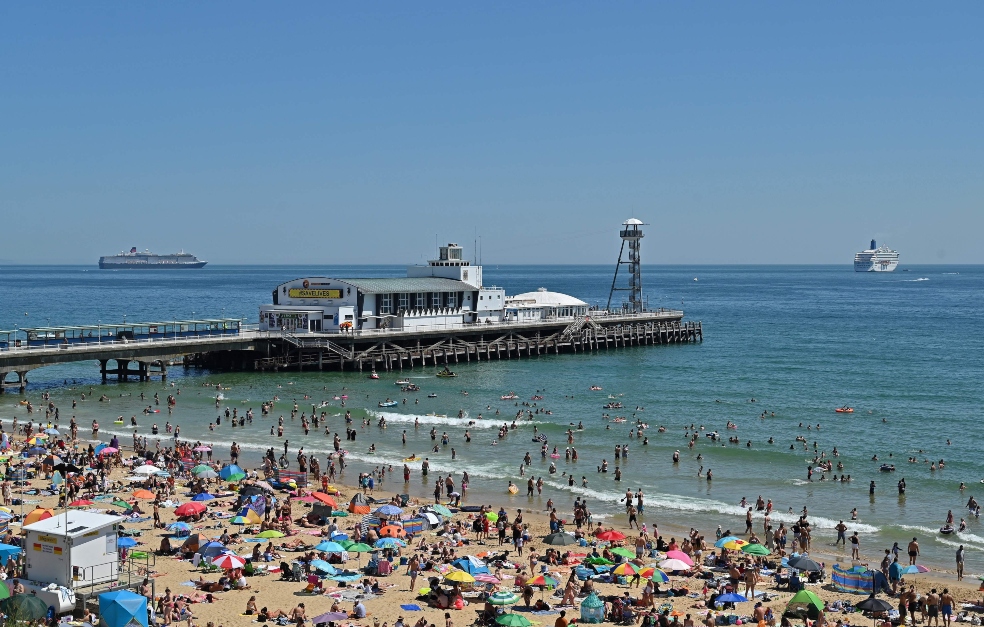 El gobierno británico no sabe cómo controlar a miles de personas que, acosadas por la ola de calor, se toman las playas en plena pandemia de coronavirus.