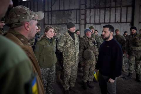 Volodímir Zelenski visita Bajmut, el escenario más largo de la guerra