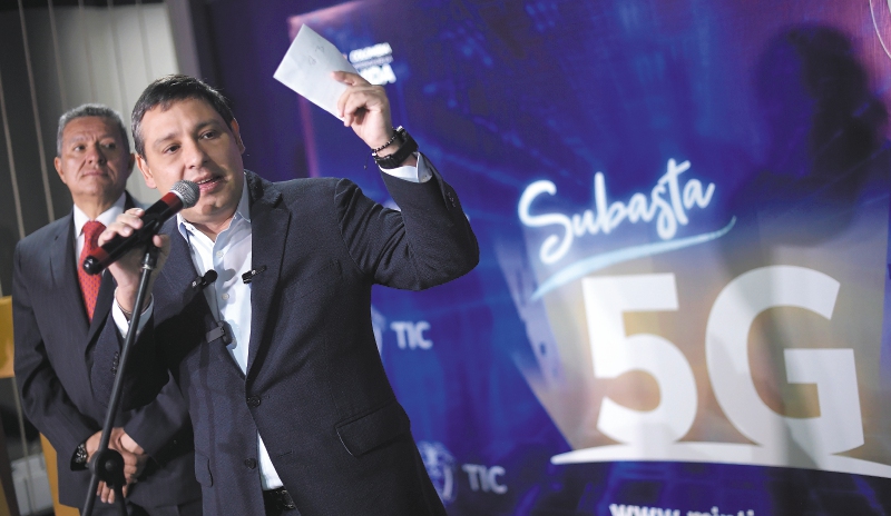 El entonces ministro de las TIC, Mauricio Lizcano, calificó la subasta del espectro 5G como "exitosa". / Mauricio Alvarado - El Espectador