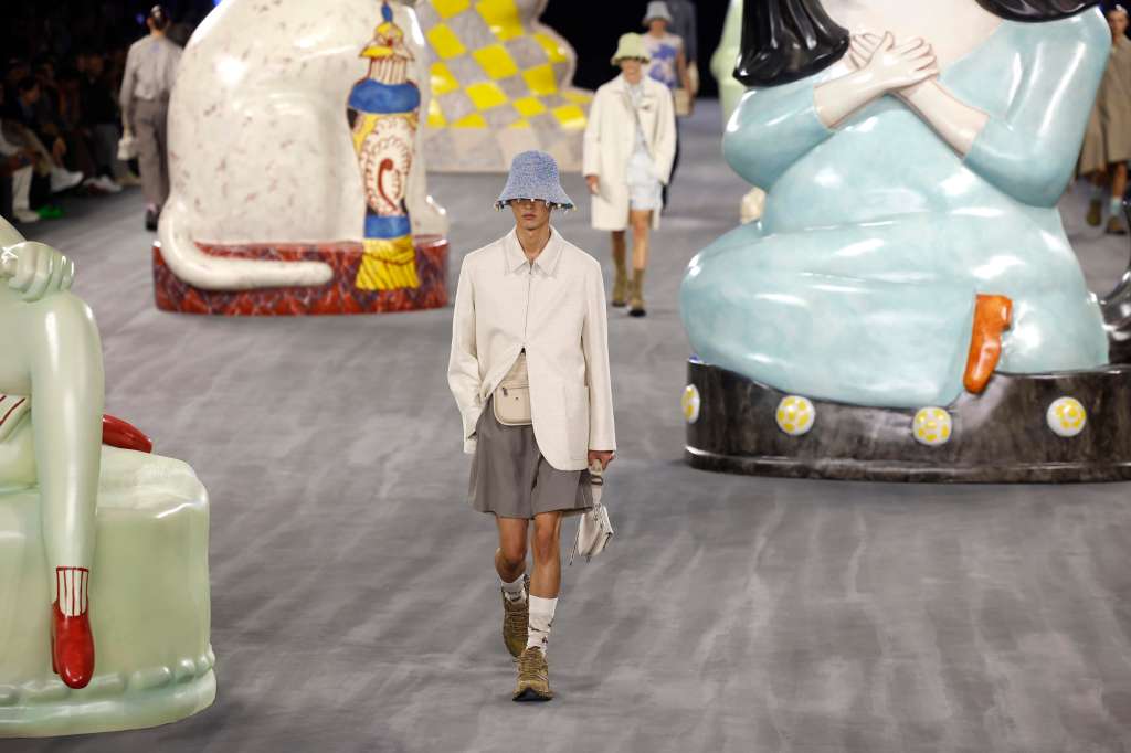 Paris (France), 21/06/2024.- A model presents a creation by British designer Kim Jones for Dior fashion house of the Spring/Summer 2025 Menswear Collection during the Paris Fashion Week, in Paris, France, 21 June 2024. The presentation of the Men'Äôs collections runs from 18 to 23 June. (Moda, Francia) EFE/EPA/ANDRE PAIN
