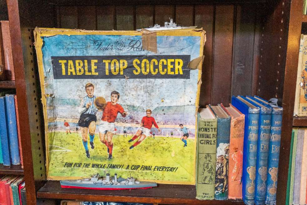 Algunos libros que conjugan las letras y el fútbol son: 'Poesía y patadas', de Miguel Ángel Ortiz, 'Kafka en el Maracaná', de David García Cames, Miguel Ángel Ortiz y Marcel Beltrán, y 'Un libro fuera de juego', de Juan Tallón.