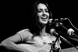 Joan Báez en una de sus presentaciones en los años 60. Tiempos de revoluciones, de sueños, de luchas, de canciones protesta. / Cortesía