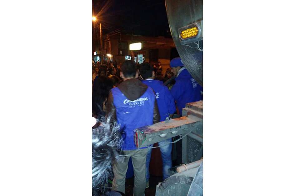 Personas con prendas de la campaña de Carlos Casasbuenas reparten agua en Facatativá, afirman que el líquido es potable.