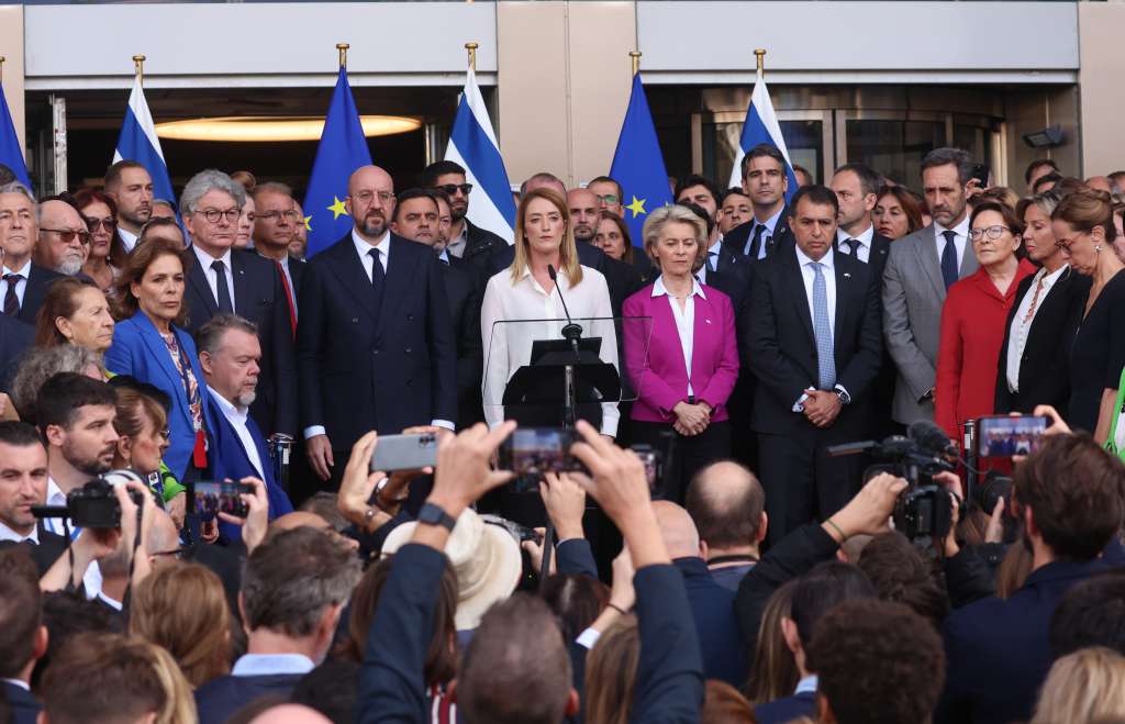Brussels (Belgium), 11/10/2023.- European Council President Charles Michel, European Parliament President Roberta Metsola, European Commission President Ursula von der Leyen and Israel Ambassador Haim Regev as well as members of the European Parliament take part on a solemn moment in solidarity for the victims of the terror attacks in Israel, in Brussels, Belgium, 11 October 2023. (Bélgica, Bruselas) EFE/EPA/OLIVIER HOSLET