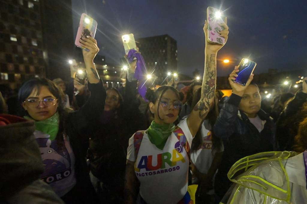 FOTODELDÍA-BOG400. BOGOTÁ (COLOMBIA), 11/06/2022.- Seguidoras del candidato presidencial colombiano Gustavo Petro, de la coalición de izquierda Pacto Histórico, encienden las luces de sus teléfonos mientas participan hoy de una convocatoria llamada "pañuelazo nacional" en Bogotá (Colombia). Organizaciones feministas se reunieron este sábado para mostrar su apoyo a Gustavo Petro en su disputa por ganar la presidencia de Colombia el próximo 19 de junio. EFE/ Natalia Pedraza