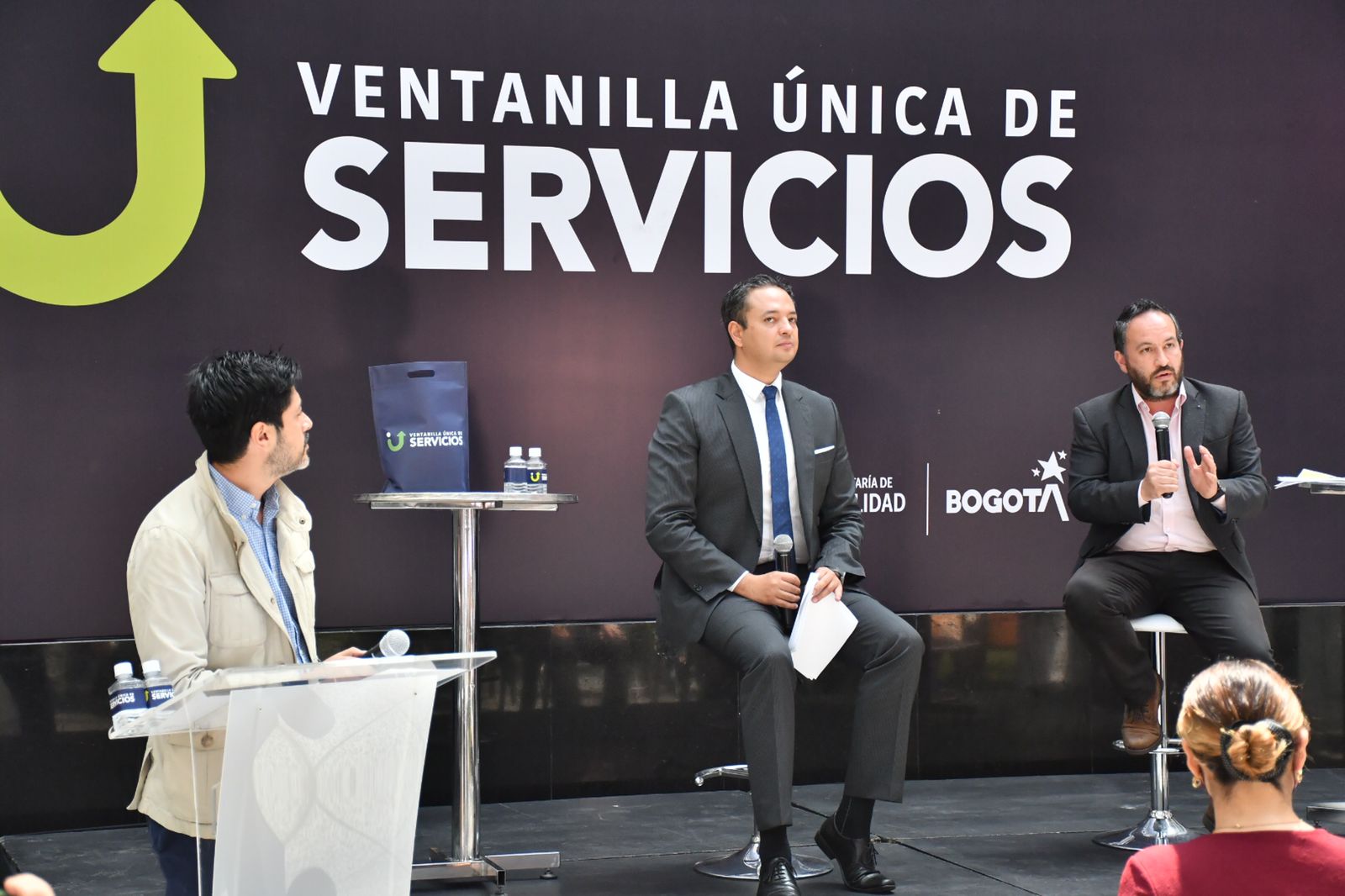 A la izquierda, Daniel Medina, representante legal del consorcio Circulemos Digital, y a su lado Felipe Ramírez Buitrago, secretario de Movilidad de Bogotá.