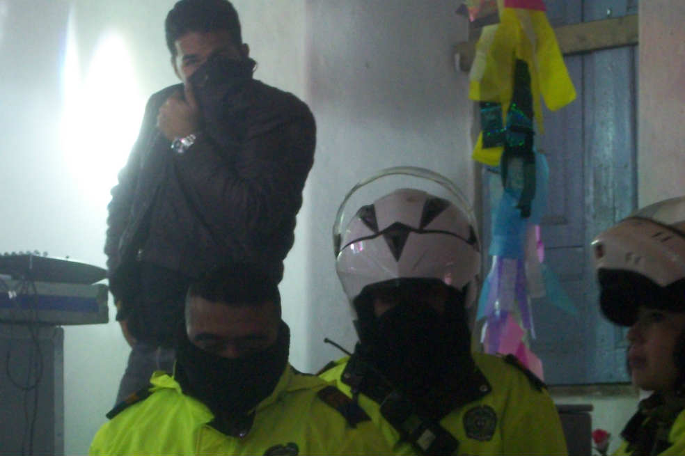 Momento en que los policías ingresan a La Peluquería. / Melissa Pérez
