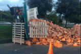 Camión se quedó sin frenos y se volcó en la Autopista Norte con calle 153
