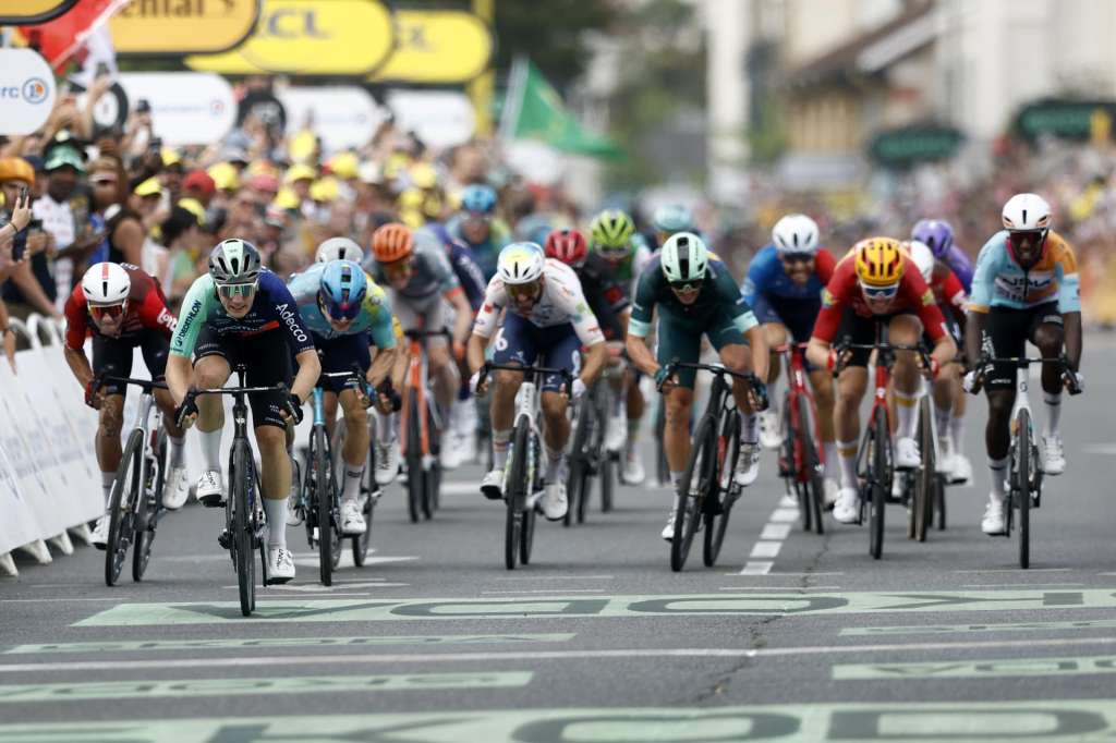 PAU (France), 08/07/2026.- Dutch cyclist Olav Kooij (2-L) of Decathlon CMA CGM Team in action to cross the finish line during Stage 5 of the Tour de France, a 158.3 km route from Lannemezan to Pau, France, 08 July 2026. (Ciclismo, Decatlón, Francia) EFE/EPA/YOAN VALAT