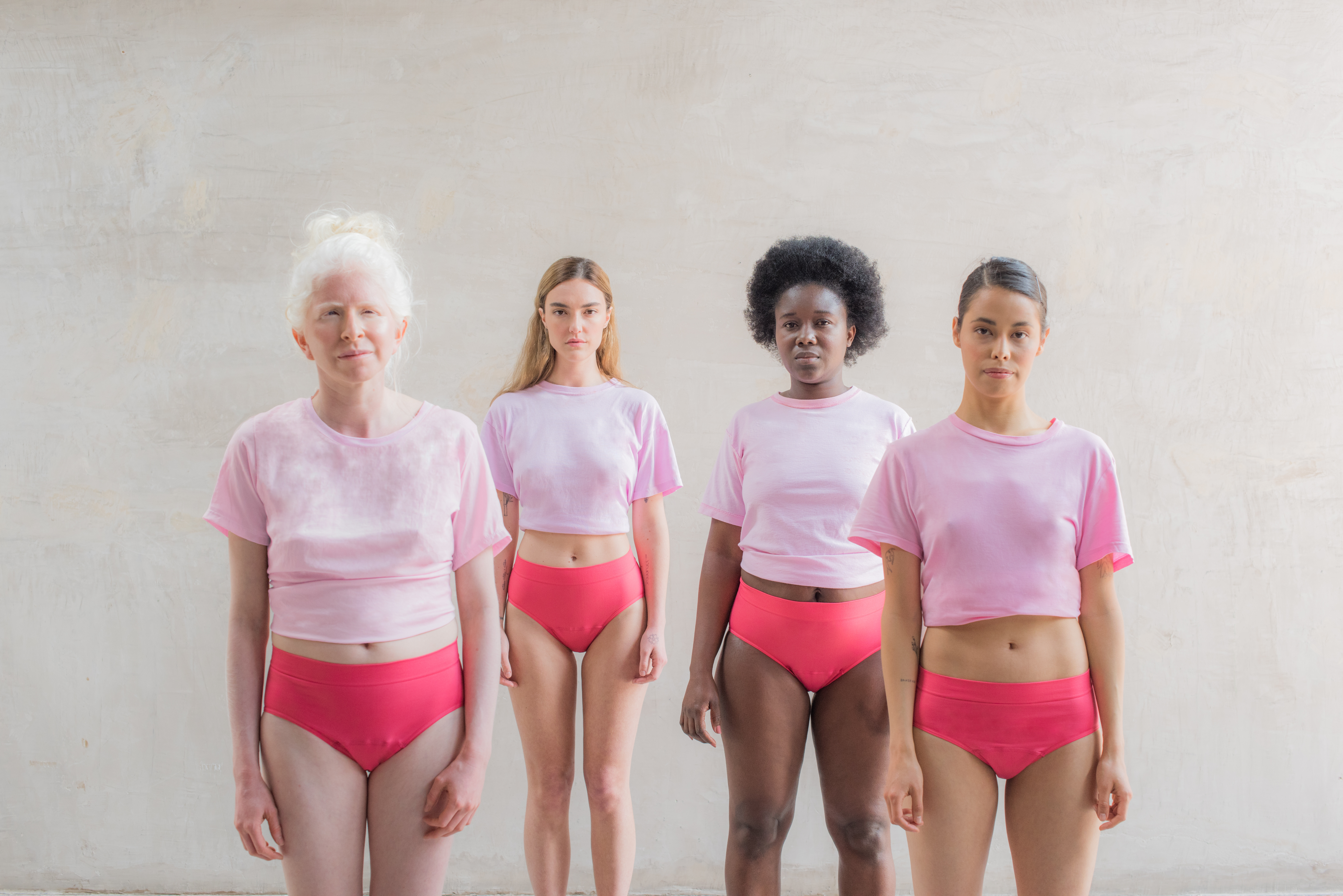 Imagen con cuatro mujeres utilizando calzones para la menstruación.