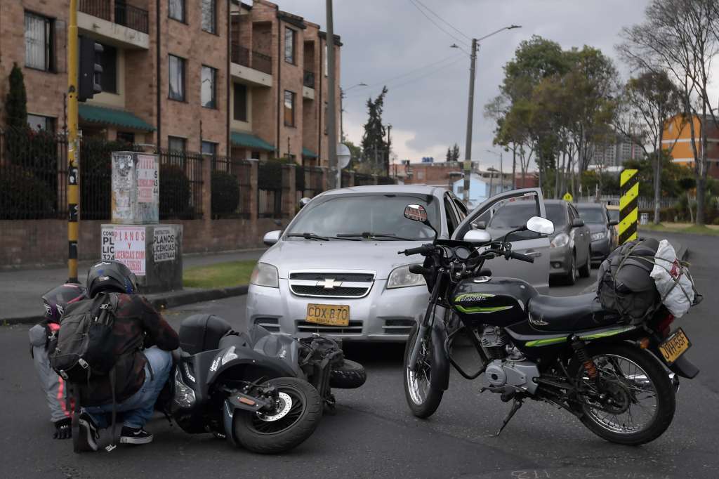 Accidente entre una moto y un carro.