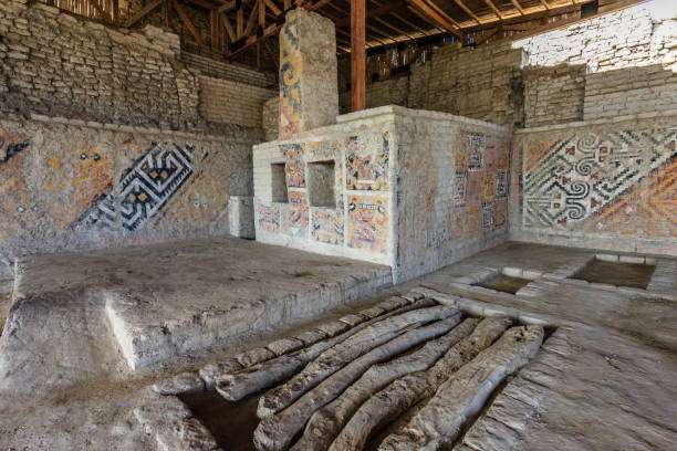 El Complejo Arqueológico El Brujo, ubicado al norte de Trujillo, Perú, fue un importante sitio de la civilización Moche en el Valle de Chicama. Incluye la Huaca Cao Viejo, conocida por sus murales policromados, relieves y la tumba de la Señora de Cao, una posible gobernante del siglo III d.C., enterrada con oro y artefactos valiosos. /Getty