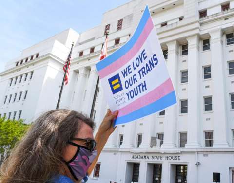 Las escuelas de Nueva York defienden a estudiantes trans y enfrentan recortes