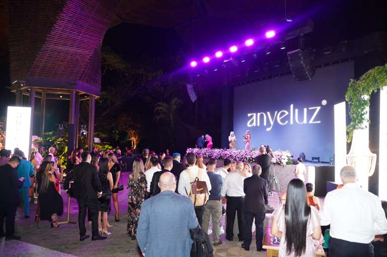 Invitados disfrutaron del lanzamiento de Anyeluz Makeup.
