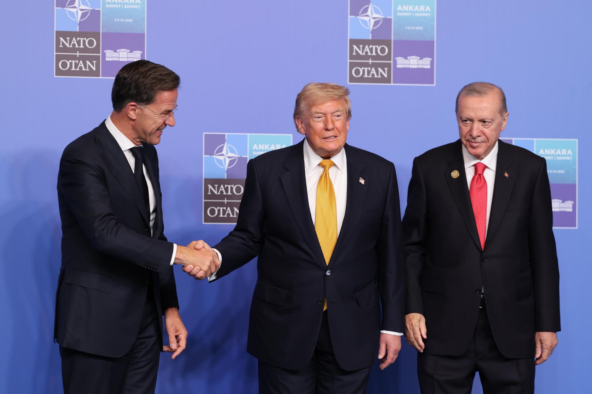 ANKARA (Turkey), 08/07/2026.- NATO Secretary General Mark Rutte (L) and Turkish President Recep Tayyip Erdogan (R) welcome US President Donald Trump during the 2026 NATO Summit in Ankara, Turkey, 08 July 2026. The NATO Summit takes place from 07-08 July. (Turquía) EFE/EPA/GEORGI LICOVSKI