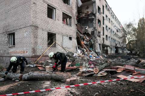 Rusia lanza 650 drones y 50 misiles en Ucrania: muertos, heridos y cortes de energía