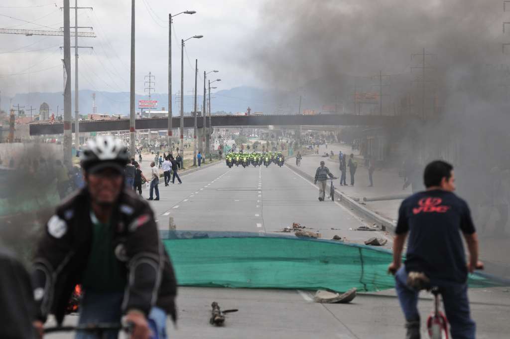 Disturbios y protestas en la autopista sur a la altura de Soacha por el paro Nacional agrario.