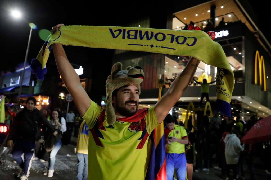 BOG400. BOGOTÁ (COLOMBIA), 10/07/2024.- Aficionados de la selección colombiana de fútbol celebran el paso a la final de la Copa América este miércoles en la ciudad de Bogotá (Colombia). Los colombianos salieron a las calles de todo el país a celebrar el dramático paso de su selección de fútbol a la final de la Copa América al derrotar por 1-0 a Uruguay en Charlotte (EE.UU.). EFE/ Carlos Ortega