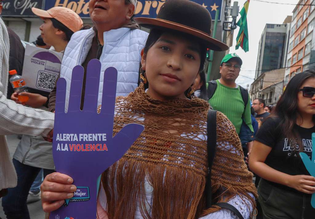 AME640. LA PAZ (BOLIVIA), 24/11/2024.- Una mujer marcha durante la conmemoración del Día Internacional de la Eliminación de la Violencia contra la Mujer este domingo en La Paz (Bolivia). Con música, carteles y en patinetas, decenas de jóvenes, familias y funcionarios salieron a las calles de La Paz, para exigir “una vida libre de violencia machista”, en conmemoración del 25N, el Día Internacional de la Eliminación de la Violencia contra la Mujer. EFE/Gabriel Márquez
