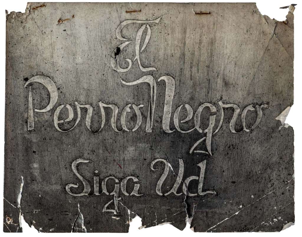Esta fotografía de un viejo aviso del Perro Negro fue un regalo de los dueños del bar a la fotógrafa Luchi Castro para una serie fotográfica que estaba haciendo sobre bares de tango en el viejo Medellín en 1985. Cortesía: Archivo Águila Descalza.