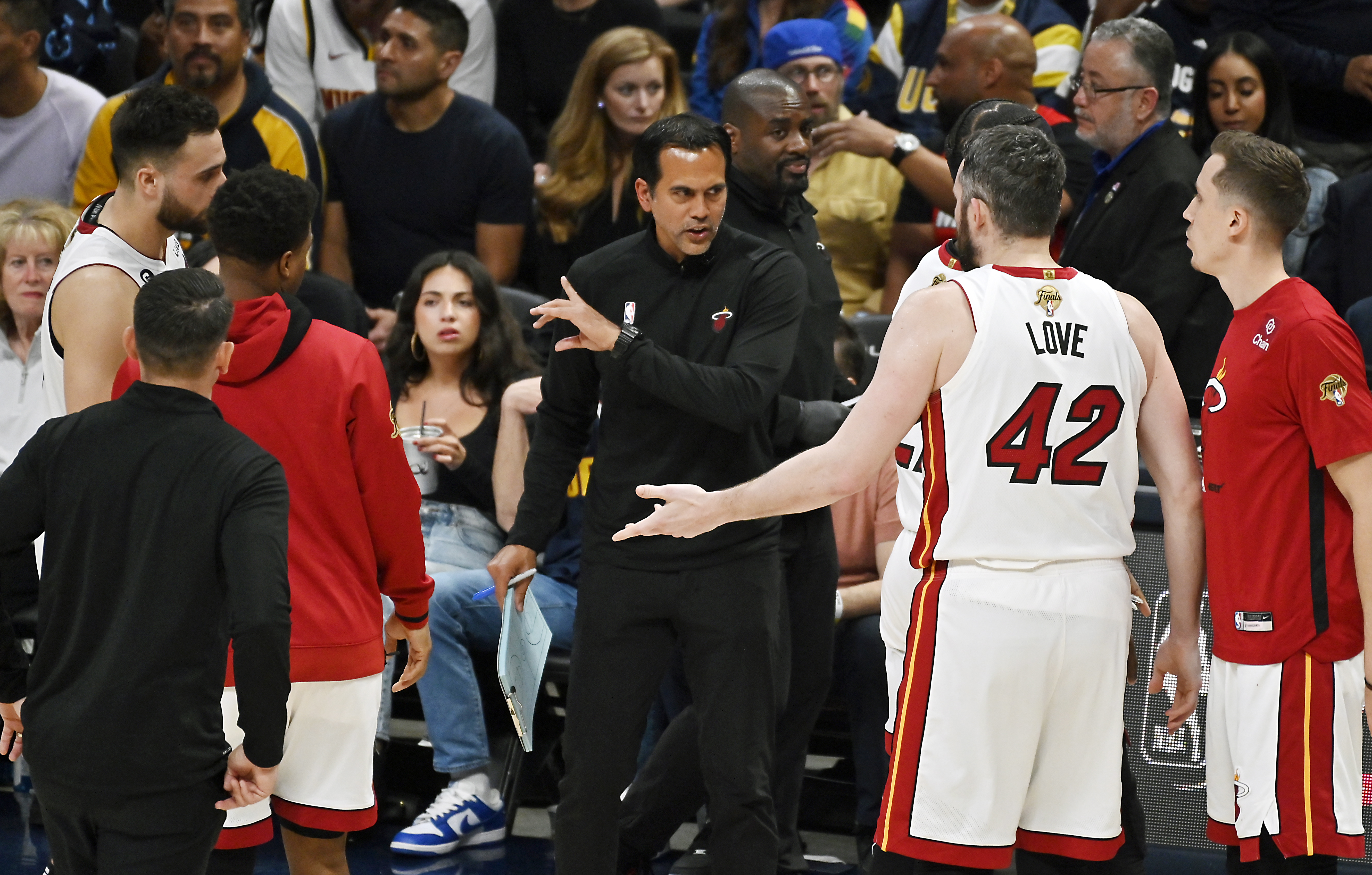 Denver (United States), 05/06/2023.- Miami Heat head coach Erik Spoelstra (C) talks with his players during the third quarter of game two of the NBA Finals between the Miami Heat and the Denver Nuggets at Ball Arena in Denver, Colorado, USA, 04 June 2023. (Baloncesto, Estados Unidos) EFE/EPA/BOB PEARSON SHUTTERSTOCK OUT