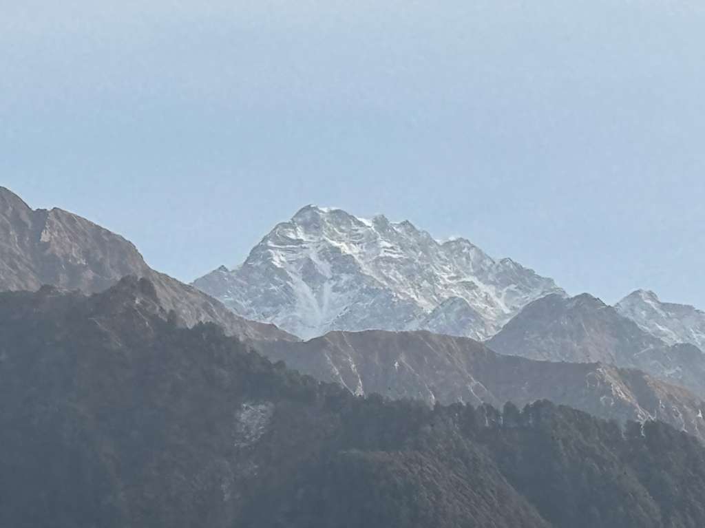 El Yogui caminante y sesentón Alejandro López Mejía divisa las primeras montañas con un poco de nieve en sus cumbres en su caminata por los Himalayas al norte de la India.