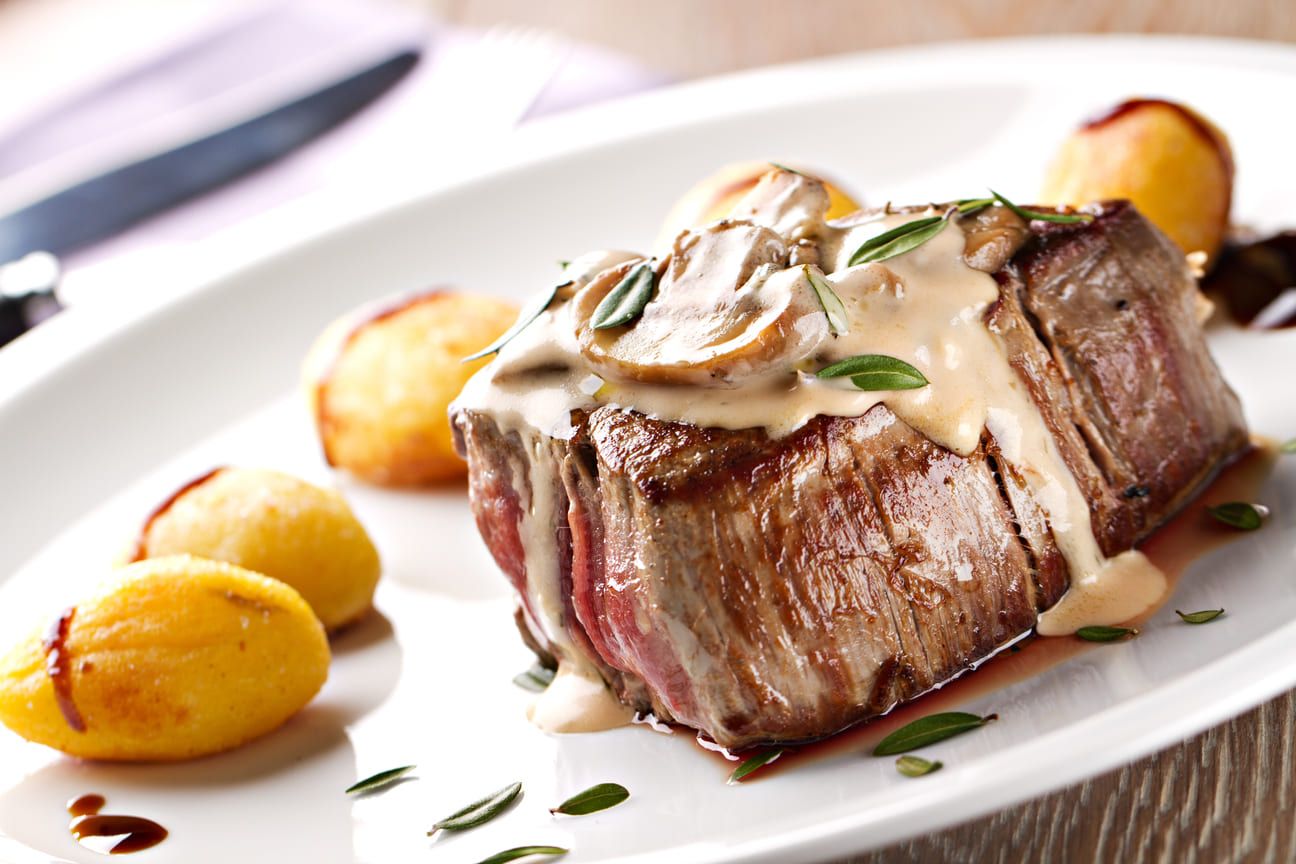 Aunque el protagonista de un asado siempre será la carne, ya sea de res o de cerdo, los acompañamientos son una parte fundamental para llevar a otro nivel esta preparación.
