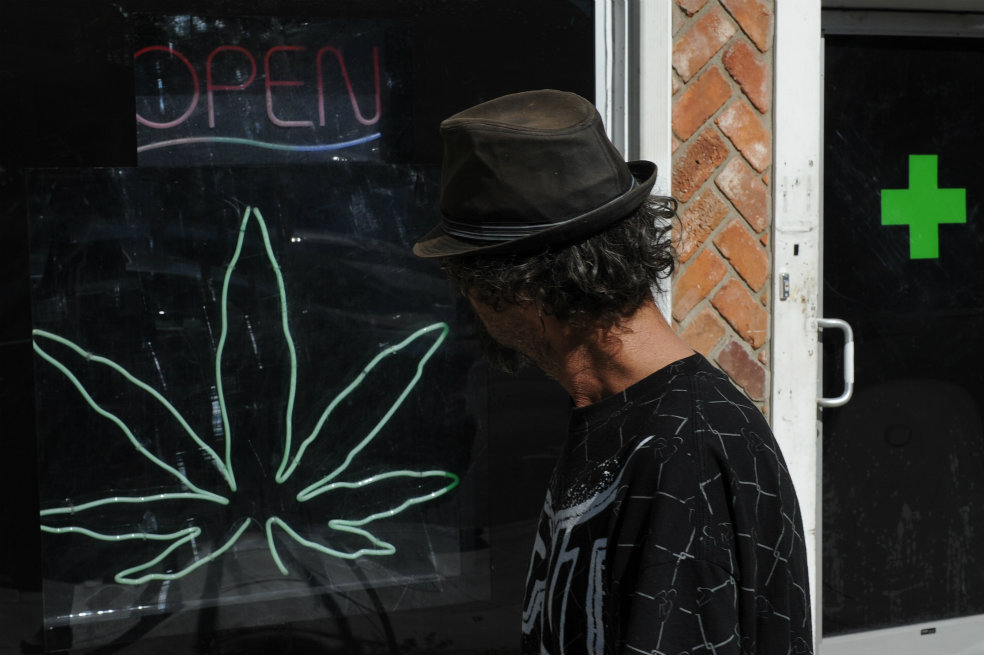 En California, los dispensarios de venta de marihuana para uso medicinal dejan US$105 millones en impuestos. / AFP