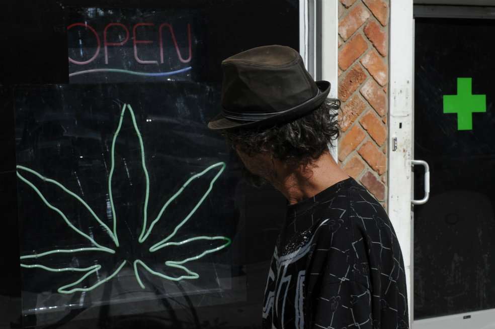 En California, los dispensarios de venta de marihuana para uso medicinal dejan US$105 millones en impuestos. / AFP