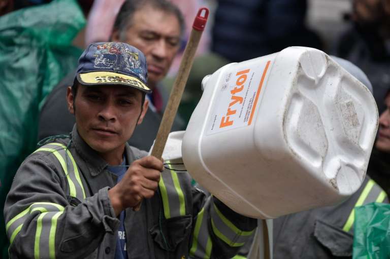 La mañana del miércoles 15 de mayo de 2024, un grupo de aproximadamente 500 recicladores realizaron un plantón frente a las instalaciones de la CRA para exigir mejores condiciones laborales.