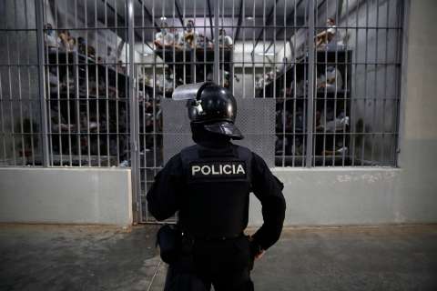 “Llegaron al infierno”: denuncian torturas contra venezolanos enviados por Trump a El Salvador